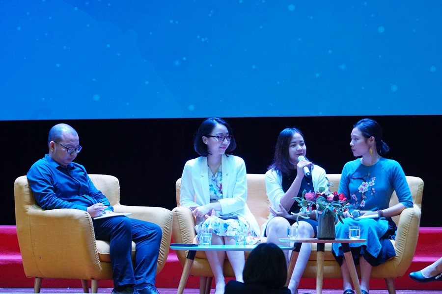 Các diễn giả trong buổi tọa đàm “Định vị bản thân - Định hướng nghề nghiệp trong bối cảnh hội nhập quốc tế" .