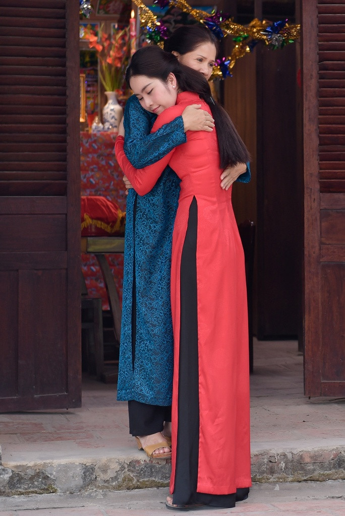 Nam Em quyến luyến ôm người thân.