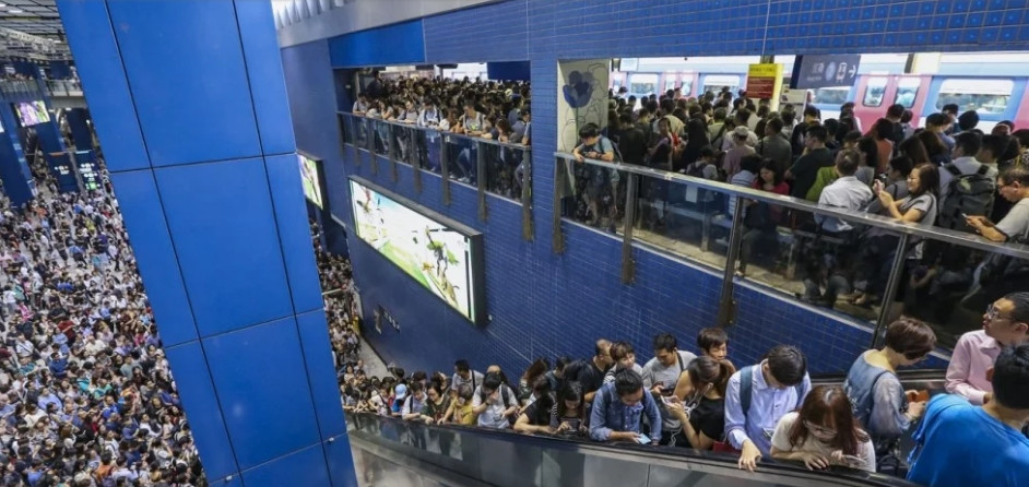 Cảnh tượng hỗn loạn ở ga tàu điện ngầm MRT.