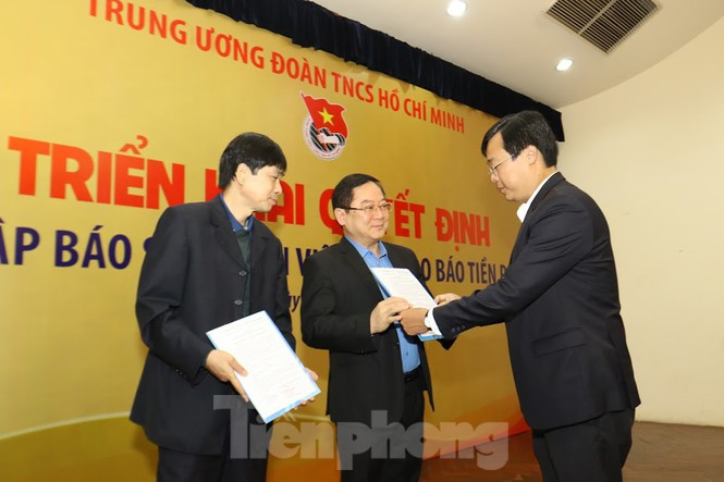 Bí thư Thứ nhất T.Ư Đoàn Lê Quốc Phong trao các quyết định cho Tổng Biên tập báo Tiền Phong Lê Xuân Sơn và Tổng Biên tập báo Sinh viên Việt Nam Nguyễn Huy Lộc. Ảnh: Như Ý.