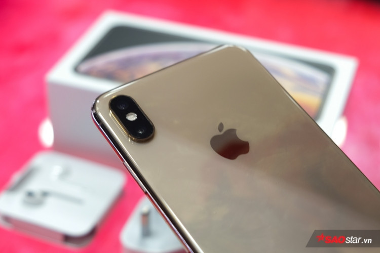 Theo quan sát thực tế, phần mặt lưng của iPhone Xs Max khá dễ bị bám vân tay. Theo quan sát thực tế, phần mặt lưng của iPhone Xs Max khá dễ bị bám vân tay.