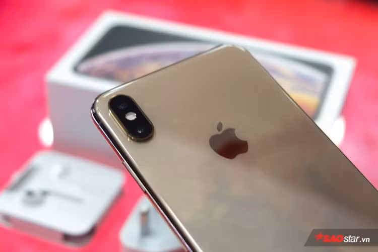 Theo quan sát thực tế, phần mặt lưng của iPhone Xs Max khá dễ bị bám vân tay.