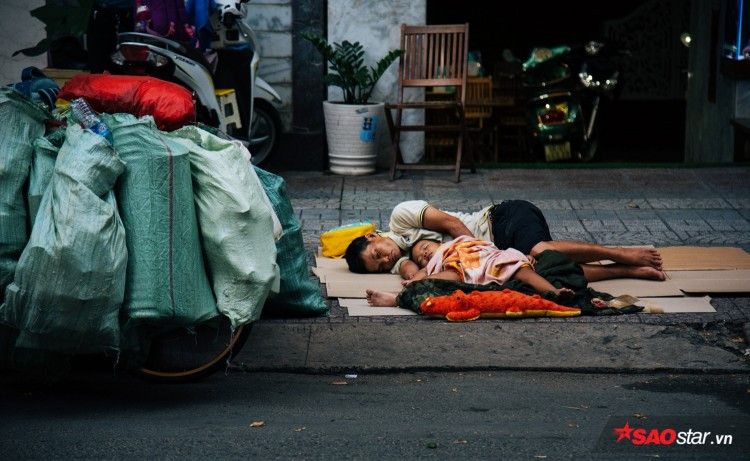 Thịnh chỉ có mẹ, trên chiếc xe cót két, đôi giường nằm là nơi góc đường, mảnh chiếu đắp là tấm bìa các tông, và người bạn thân là con thú nhồi bông đã nhuộm màu đất.