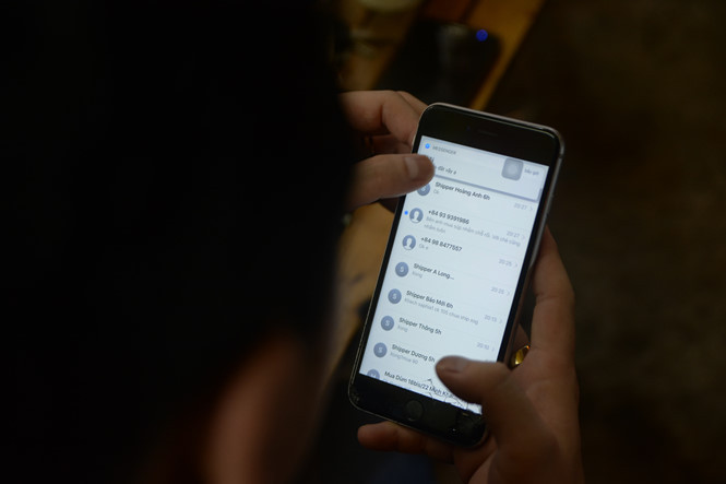 Khi không có đơn hàng, những người giao hàng phải trở về điểm tập trung. Ảnh: HOÀI NHÂN.