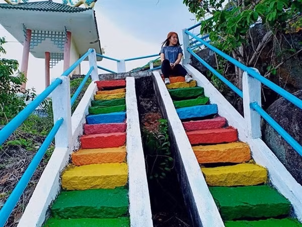 Không cần đến Malaysia, ở Việt Nam cũng có những bậc thang cầu vồng cho bạn tha hồ "sống ảo" ảnh 14