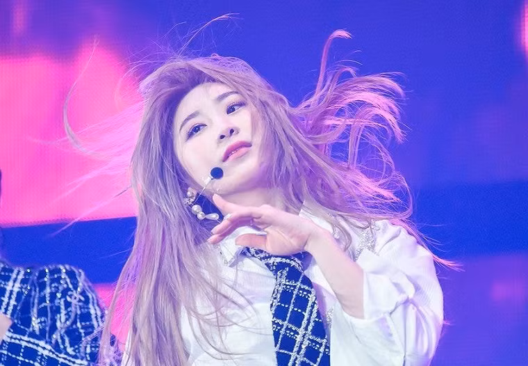 Mỗi khoảnh khắc cúi đầu hất tóc của Chaeyeon đều trở nên vô cùng thu hút nhờ mái tóc biết nói.