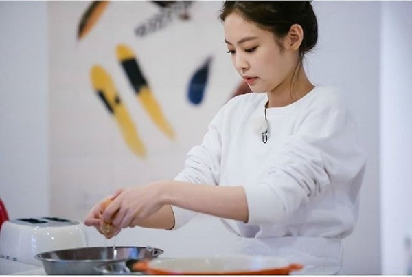 Đi tìm những “vũ khí đốn tim” đã giúp Jennie (BLACKPINK) trở thành cô gái siêu dễ mến ảnh 5