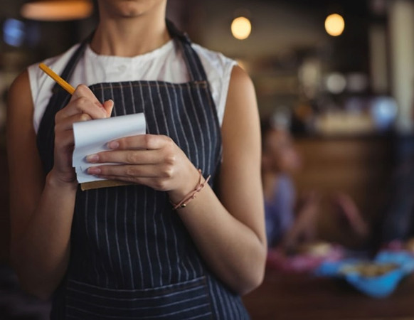 Một người phục vụ tốt sẽ giữ được bình tĩnh ngay cả khi có rất nhiều công việc.