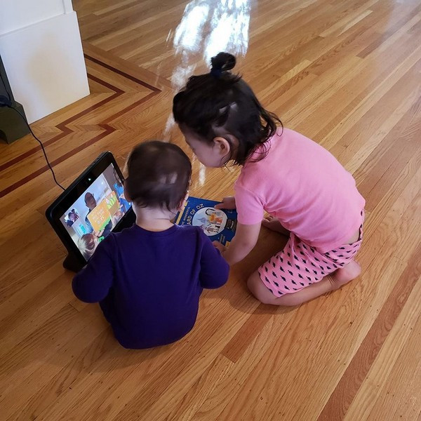 Hình ảnh hai con gái được Mark Zuckerberg “khoe” trên trang cá nhân của mình.