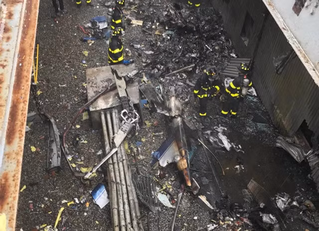 Những gì còn lại của chiếc trực thăng sau vụ tai nạn trên nóc tòa nhà AXA Equitable. Ảnh:Twitter/@FDNY.