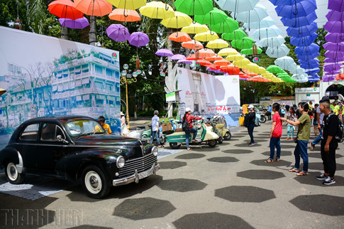 Hàng trăm mẫu xe 2 bánh, 4 bánh từng được xem là phương tiện phổ biến trên đường phố Sài Gòn vào những thập niên 60 - 70 của thế kỷ trước được ban tổ chức trưng bày theo từng khu vực, góp phần tái hiện lại những góc phố Sài Gòn xưa.