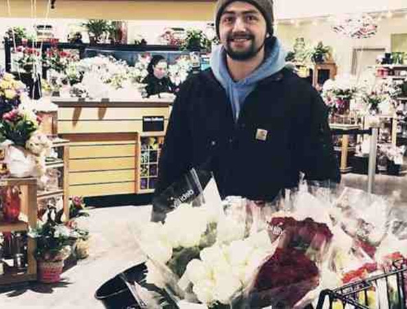 Mỗi khi sắp đến Valentine là anh Stewart lại đi mua rất nhiều hoa hồng.