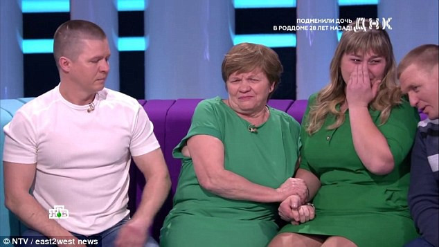 Bà Valentina vỗ về Ekaterina - người con gái bà đã nuôi nấng Bà Valentina vỗ về Ekaterina - người con gái bà đã nuôi nấng