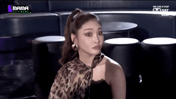 Biểu cảm bất ngờ này của Chungha đã trở thành cảm hứng ảnh chế cho nhiều fan K-Pop. Và bạn có nhận ra điều gì không? Cô nàng cũng đang ngồi một mình.
