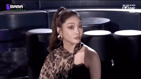 Biểu cảm bất ngờ này của Chungha đã trở thành cảm hứng ảnh chế cho nhiều fan K-Pop. Và bạn có nhận ra điều gì không? Cô nàng cũng đang ngồi một mình.