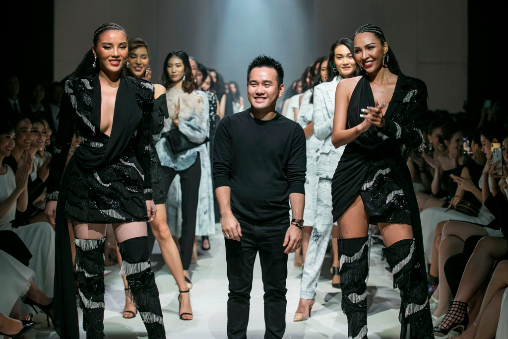 Việc sở hữu nhiều nét tương đồng về chiều cao, vóc dáng lẫn sự cá tính đã giúp&nbsp;Kỳ Duyên - Minh Triệu&nbsp;tạo nên phần&nbsp;kết mãn nhãn cho show diễn.