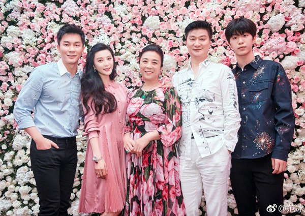 Phạm Thừa Thừa trong sinh nhật chị gái Phạm Băng Băng