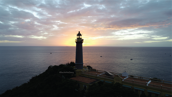 Xúc động, tự hào, và thêm yêu nước là những cảm xúc tự nhiên chạm tới mỗi người trong khoảnh khắc ấy.