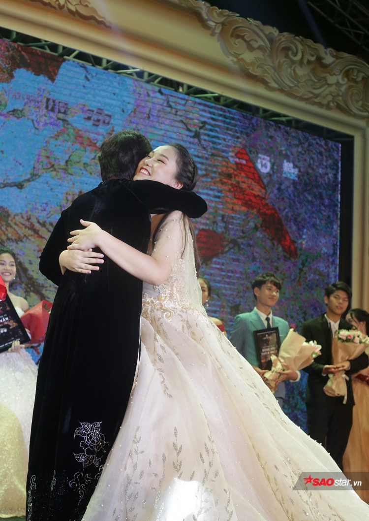 Xúc động tri ân cô Hiệu trưởng nhà trường trong giây phút đăng quang ngôi vị cao nhất cuộc thi.