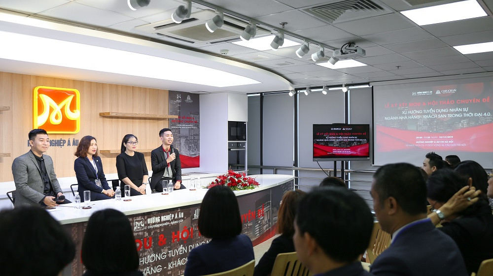 Tham gia dẫn dắt chia sẻ tại hội thảo là bà Vũ Thị Mai (Giám đốc Nhân sự Khách sạn Sheraton Hà Nội), bà Nguyễn Thị Quỳnh Anh (Phó Tổng Giám đốc Cty CP Hướng Nghiệp Á Âu) và ông Lê Đình Gieo (Sales Manager Chefjob.vn).