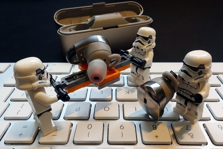 Sony WF-1000X khử ồn cực tốt trong mọi trường hợp, thoải mái, ổn định, Tự động mở/ngắt kết nối, âm thanh tuyệt vời. Nhược điểm là thời lượng pin ngắn hơn sản phẩm cùng loại và kén sạc.