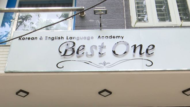 Trung tâm này dạy tiếng Anh và Hàn nhưng thực chất là lôi kéo "tín đồ". Ảnh: Nguyễn Tú.