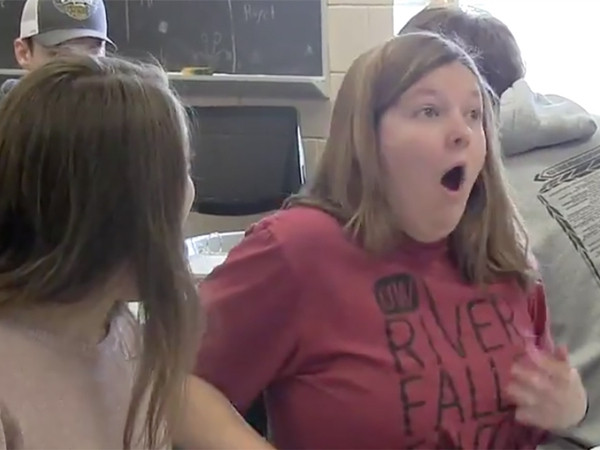 Và đây là phản ứng của Katie khi nghe thấy thần tượng gọi tên mình trên… loa của nhà trường.