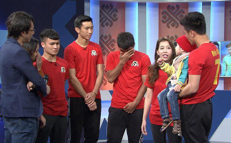 Quang Hải, Đức Chinh bật khóc vì xúc động trước câu chuyện của bé Tôm.