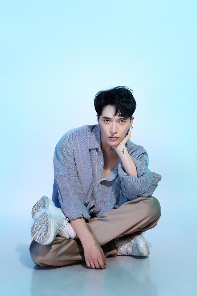 Về phía tác giả Linh Linh cho biết, cô từng có đề xuất một hợp đồng tác quyền, nhưng Khoa từ chối, muốn giải quyết nhanh gọn bằng cách chuyển khoản... 3 triệu đồng/ bài vào tài khoản của Linh, gọi là chi phí mua tác quyền.