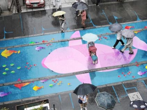 Một bức tranh tuyệt đẹp xuất hiện trên mặt đường khi trời mưa.