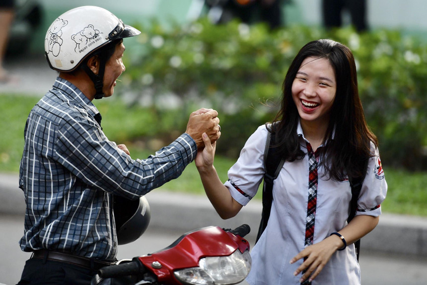 Sau mỗi buổi thi, cảnh phụ huynh đón con tay bắt mặt mừng khiến nhiều người có mặt xung quanh cũng thấy vui.