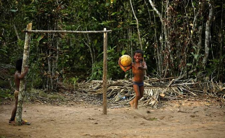 Sân bóng đá đơn sơ của những đứa trẻ thuộc bộ tộc Tatyuo sinh sống trong một ngôi làng ở Rio Negro, gần thành phố Manaus, Brazil.