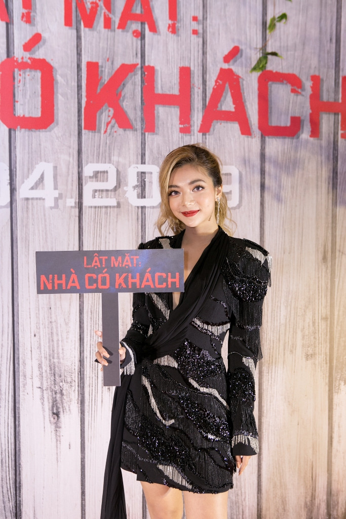 Katleen Phan Võ hào hứng cho biết cô đã đón mẹ là Hoa hậu Điện ảnh 1992 Thanh Xuân từ Canada trở về tham dự buổi ra mắt bộ phim đầu tiên do đảm nhận vai chính. Katleen Phan Võ hào hứng cho biết cô đã đón mẹ là Hoa hậu Điện ảnh 1992 Thanh Xuân từ Canada trở về tham dự buổi ra mắt bộ phim đầu tiên do đảm nhận vai chính.