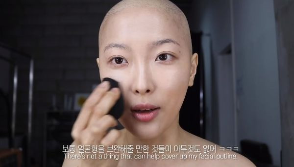 Móng tay cô bắt đầu đen đi. Cô được cấy 1 buồng tiêm tĩnh mạch dưới da. Chỗ tiêm bị sưng lên rất xấu. Cô rất ghét nó, nhưng cô xem đó là ”huy chương danh dự' trong quá trình chống chọi lại bệnh ung thư của mình.