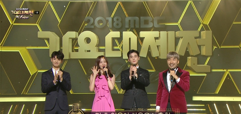 BTS trình diễn “Mic Drop” một cách khác lạ trên sân khấu đón năm mới 2019 ảnh 1