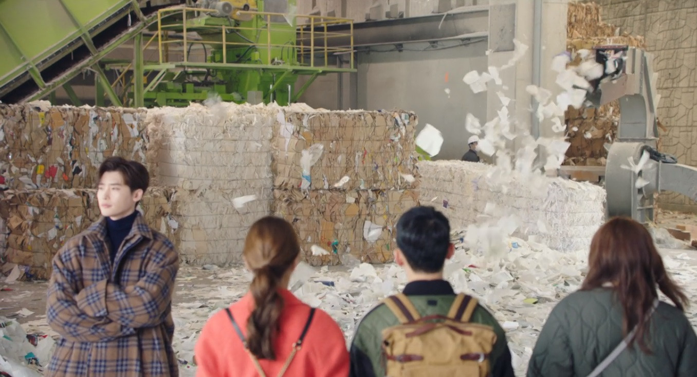 Số phận của những cuốn sách không thể bán được vì hỏng, vì lỗi... chính là bị đem đi làm giấy vụn.