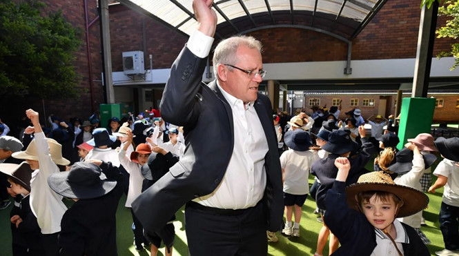 Thủ tướng Scott Morrison khiêu vũ cùng học sinh tiểu học tại Úc. ẢNH; CHỤP MÀN HÌNH EPA.