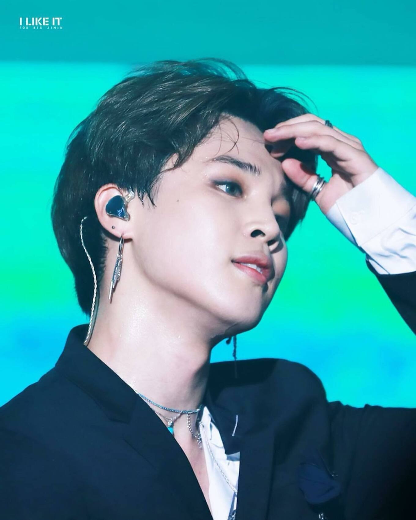 Một trong những thói quen đáng yêu của Jimin (BTS) là vuốt tóc. Một fan từng cho biết có đêm concert Jimin vuốt tóc đến... 101 lần.