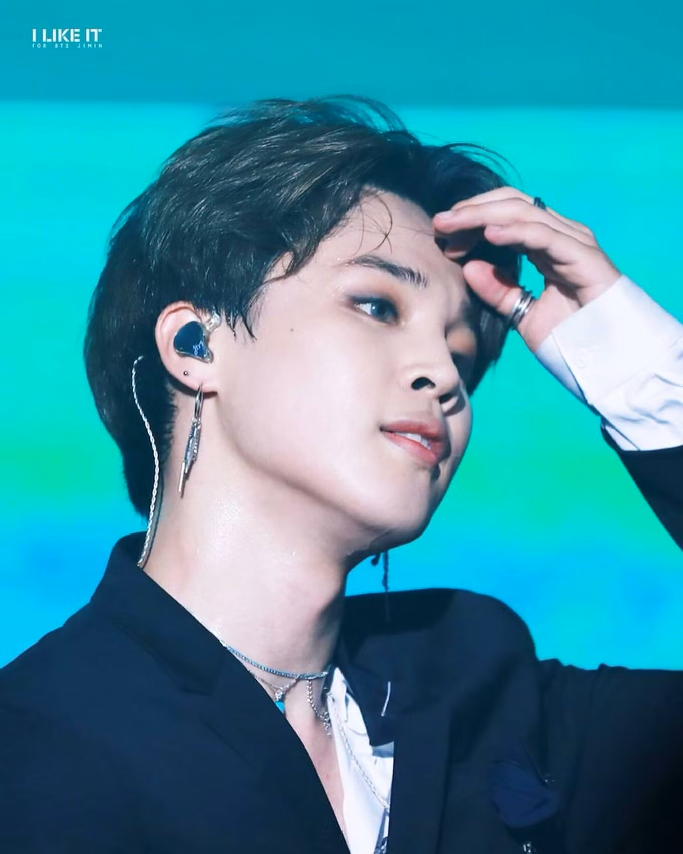 Một trong những thói quen đáng yêu của Jimin (BTS) là vuốt tóc. Một fan từng cho biết có đêm concert Jimin vuốt tóc đến... 101 lần.