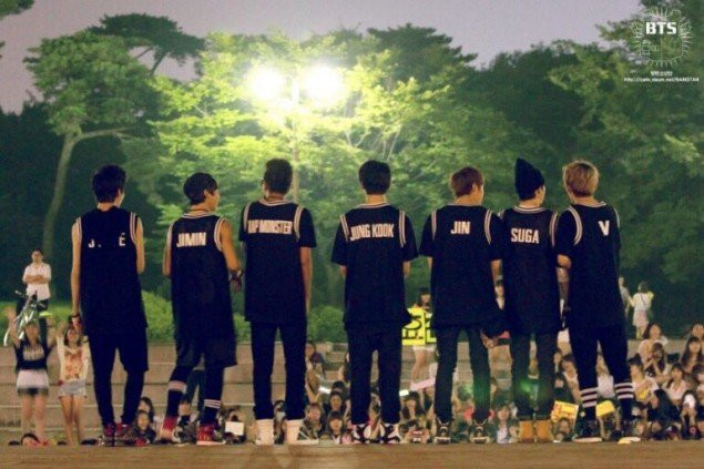 Muốn biết BTS bứt phá ngoạn mục như thế nào, hãy nhìn lại ảnh concert đầu tiên của nhóm ảnh 3