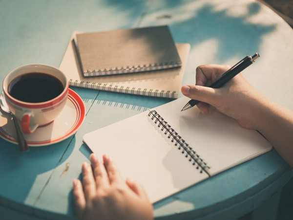 Dùng sổ và bút để viết thì có hiệu quả hơn là viết vào điện thoại.