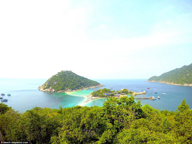 Biển Koh Nang Yuan ở Thái Lan tự hào có ba hòn đảo bao quanh bởi nước màu ngọc lam và nối với nhau bởi hai bãi cát dài.