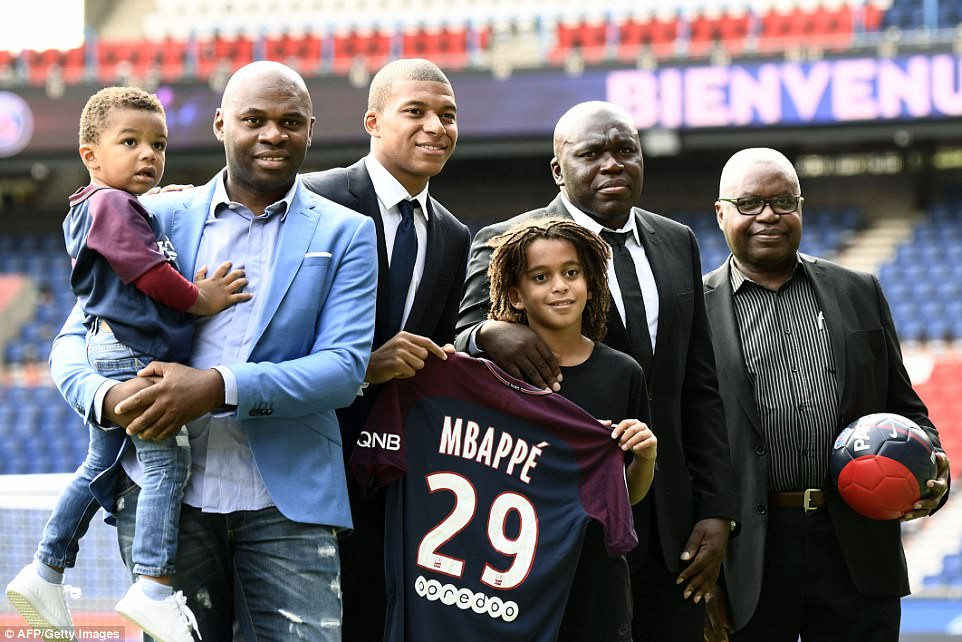 Mbappe luôn dành thời gian bên gia đình dù bận rộn. Bố (áo xanh) và em trai đã đến buổi lễ ra mắt của Mbappe tại PSG.