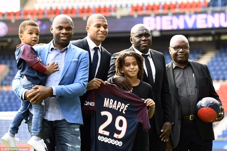 Mbappe luôn dành thời gian bên gia đình dù bận rộn. Bố (áo xanh) và em trai đã đến buổi lễ ra mắt của Mbappe tại PSG.