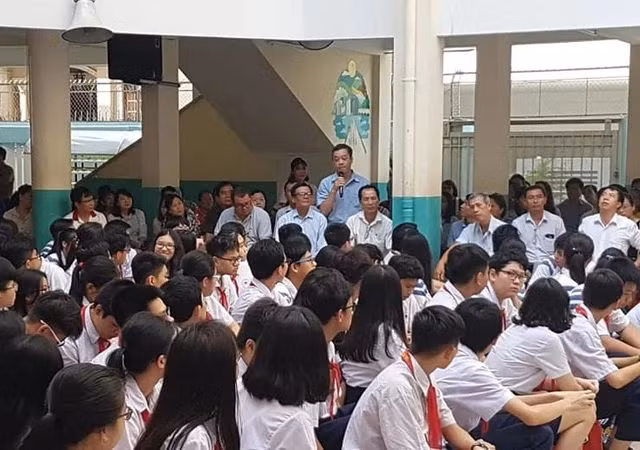 Phụ huynh, học sinh Trường THCS Nguyễn Du, Q.1, TPHCM trong buổi tư vấn chọn nguyện vọng lớp 10 năm học 2019-2020