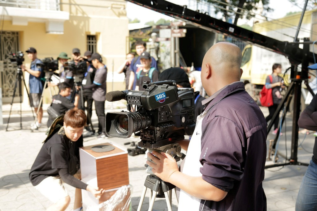 Sau chuỗi ngày dài thấp thỏm chờ đợi, những fan hâm mộ Running Man đã có thể thấy được không khí sôi nổi của chương trình thông qua những hình ảnh hậu trường buổi ghi hình đầu tiên.