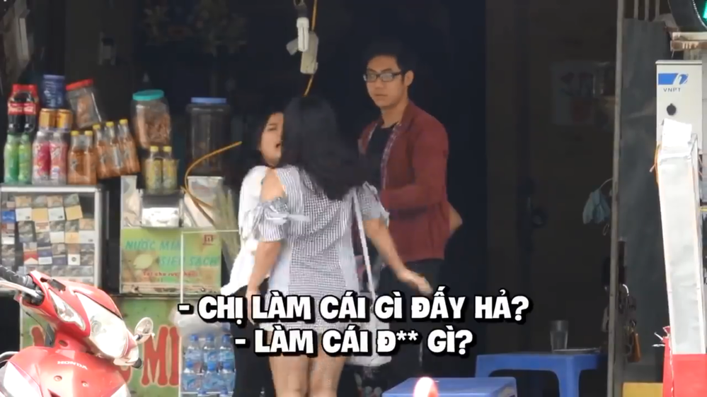 Cô gái &quot;đụng tay chân&quot; với các cặp đôi khiến nhiều người bất bình. (Ảnh cắt từ clip)