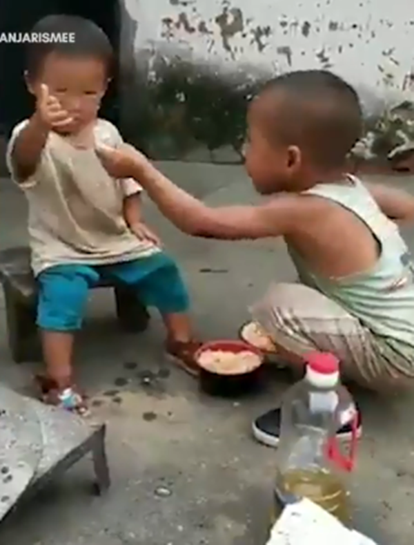 Cơm chiên xong rồi, lại ngồi xúc cho em nữa. Cơm chiên xong rồi, lại ngồi xúc cho em nữa.