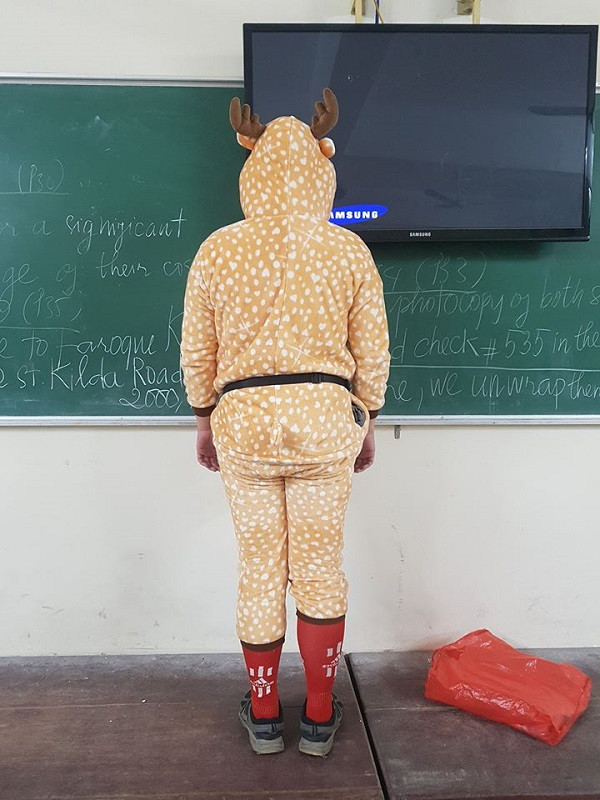 Chú tuần lộc đáng yêu nhìn từ phía sau. Chú tuần lộc đáng yêu nhìn từ phía sau.