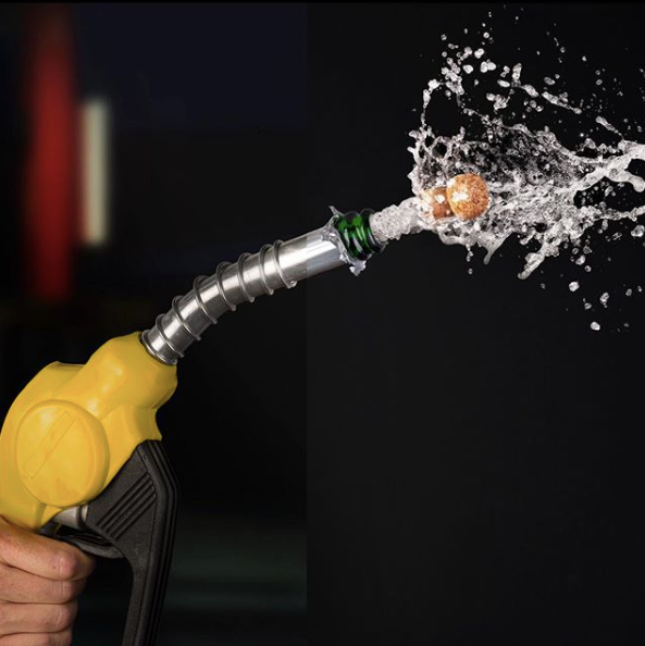 Những hình ảnh như thế này không hề có sự can thiệp của Photoshop. Chúng chỉ đơn thuần là kết quả cuộc việc ghép hình ảnh cần bơm xăng và chai sâm-panh làm một.